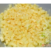 Как приготовить салат из консервированных ананасов с сыром