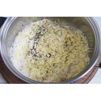 Рис с зернами черной горчицы