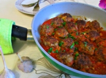Фрикадельки по-итальянски с томатным соусом