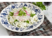 Салат из весенних овощей со сметанной заправкой