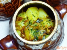 Картофель, тушённый с грибами в горшочках
