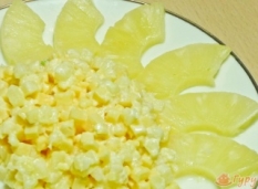 Салат из ананасов с сыром