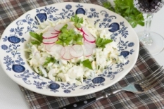 Салат из весенних овощей со сметанной заправкой